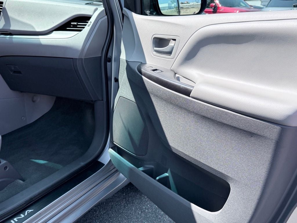 2015 Toyota Sienna LE 8 Passenger