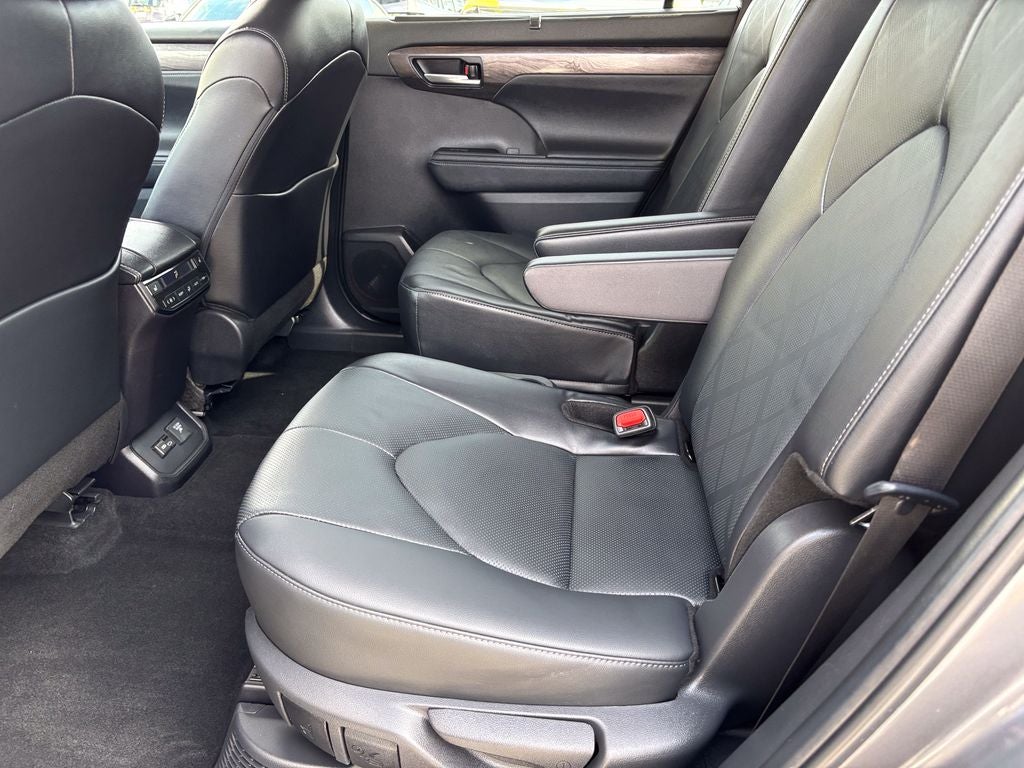 2024 Toyota Highlander Hybrid Platinum