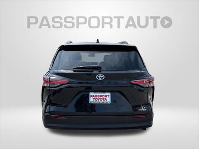 2022 Toyota Sienna LE 8 Passenger